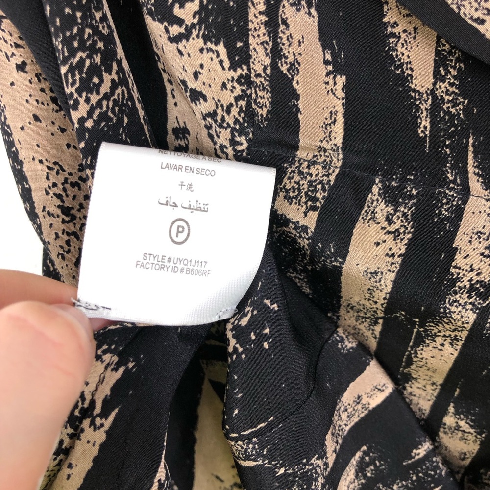 BCBGMaxAzria Front Tie V-Neck Printed Pleated Silk Sleeveless High Low Blouse - Picture 7 of 10